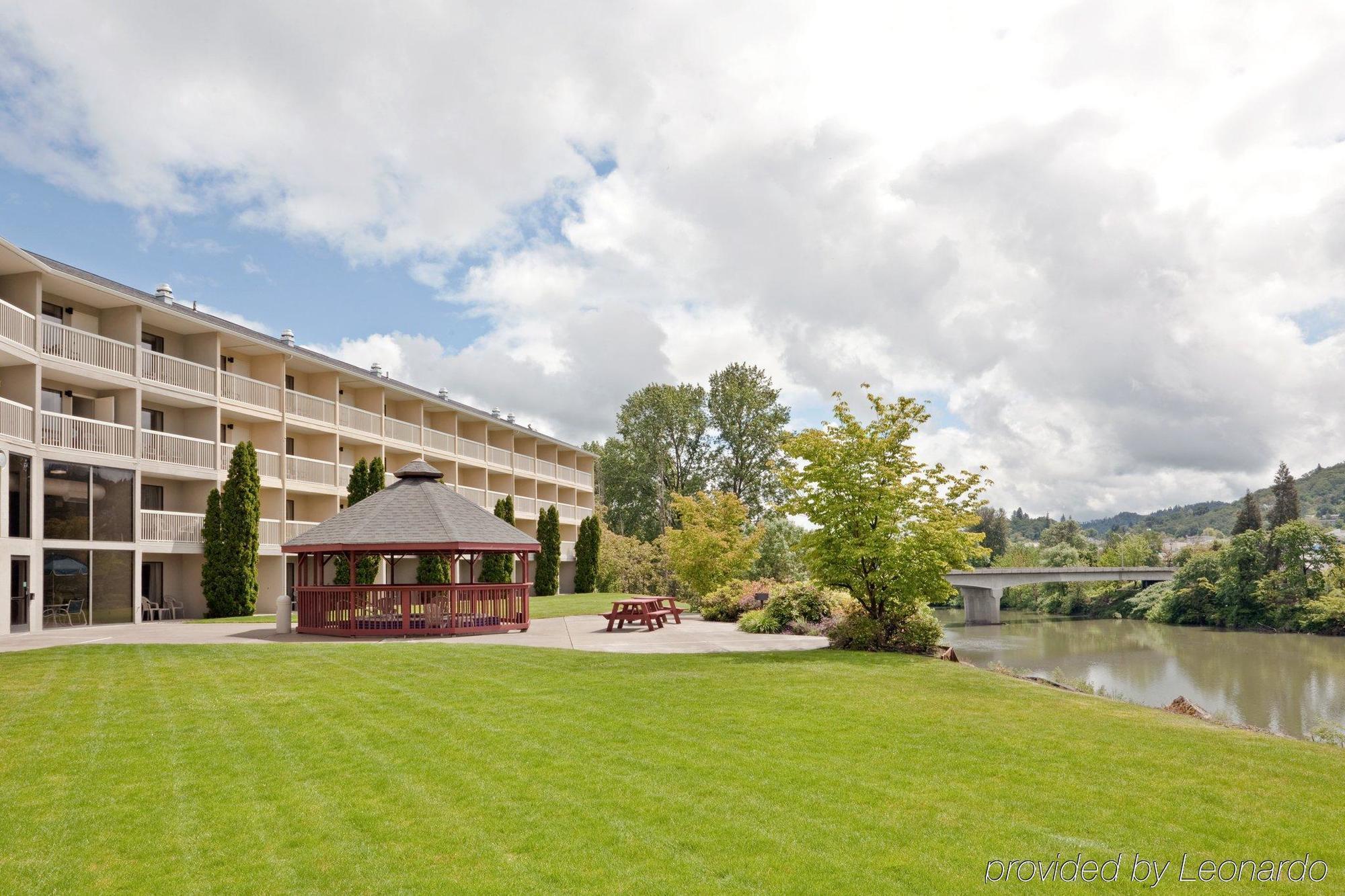 Holiday Inn Express Roseburg By Ihg Exterior foto